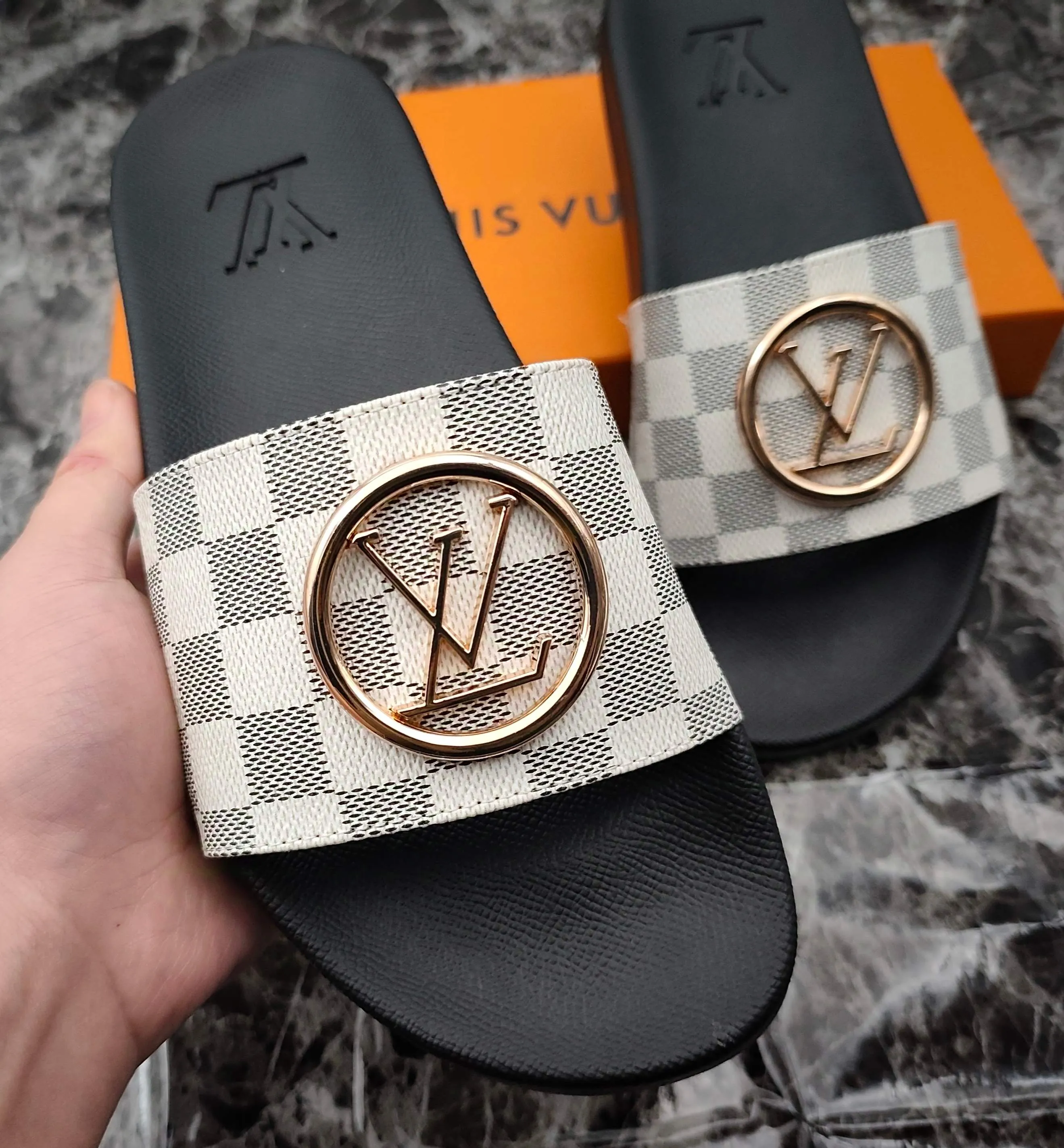 👟👟Ex-factory price 280👟👟 (available all year round) same style for men and women, size 35--48. Couple style🎗Louis Vuitton "LV" slippers, a much-anticipated one, so beautiful that it will melt your hearts❤! It is simply a masterpiece of extraordinary craftsmanship. It is a must-have for everyone. It is made by open mold. It feels Q-bounce and super soft on the feet. It is super delicate on the feet. It is an exclusive model. There are many layouts, so there is always one you like🎉🎉